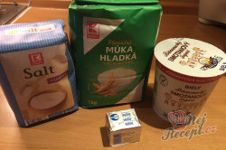 Příprava receptu Nejlepší náhrada chleba z hrnečku. Placky z bílého jogurtu, které zvládne připravit i začátečník., krok 1