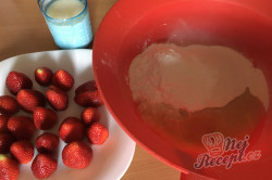 Příprava receptu Hrníčková rychlovka s jahodami, krok 2