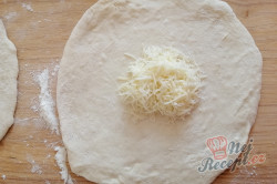 Příprava receptu Extra rychlé česnekové placky plněné sýrem, krok 3