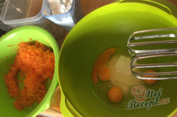 Příprava receptu Hrnkový špaldový koláček s mrkví a jogurtovou polevou, krok 1