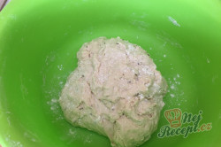 Příprava receptu Česnekový osúch, který připravíte za 20 minut a máte doma chutné domácí pečivo, krok 4