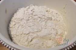 Příprava receptu Fantastické mléčné pečivo, které je měkké i třetí den po upečení, krok 1
