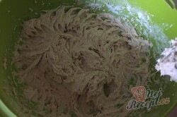 Příprava receptu Fantastický švestkový koláč z celozrnné mouky se strouhanou čokoládou, krok 3