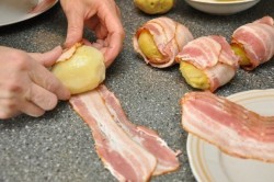 Příprava receptu Pečené brambory ve slaninkovém župánku, krok 1