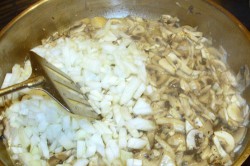 Příprava receptu Brambory plněné houbovou nádivkou, krok 5