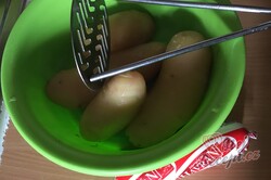 Příprava receptu Masové bomby se zelím zapečené s bramborovou kaší a strouhaným sýrem, krok 1