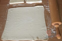 Příprava receptu Salámová roláda z listového těsta plněná sýrem a klobáskou, krok 1