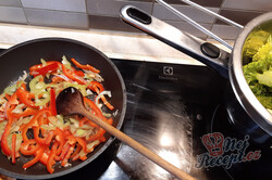 Příprava receptu Snadná a rychlá večeře - pekáč s brokolicí, krok 1