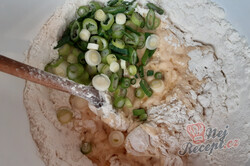 Příprava receptu Levné, rychlé a chutné chlebové placky s jarní cibulkou bez kynutí, krok 1