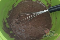Příprava receptu Šťavnatý Milka koláč s grankem na hrnky, krok 3