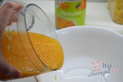 Příprava receptu Jednoduchý tvarohový dort s meruňkami "Sluneční pozdrav", krok 9