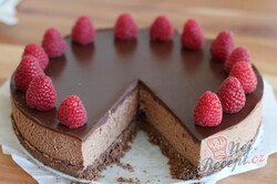 Příprava receptu Jak připravit nepečený extra čokoládový cheesecake s malinami, krok 1