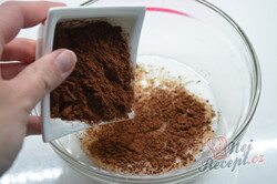 Příprava receptu Máte mléko a čokoládu? Připravte lahodný čokoládový dezert bez mouky a pečení, krok 3