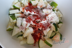 Příprava receptu Zapomeňte na klasické zeleninové saláty - Cuketový bleskový salát, krok 2