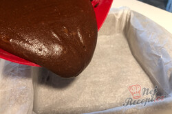 Příprava receptu Perfektní kombinace brownies těsta s cheesecake krémem a malinami, krok 4