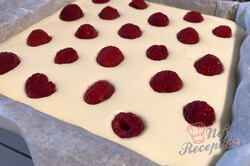 Příprava receptu Perfektní kombinace brownies těsta s cheesecake krémem a malinami, krok 6