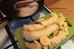 Příprava receptu Neodolatelný banánový chlebík s karamelovými banány, krok 2