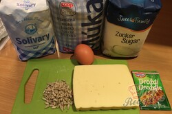Příprava receptu Chlebové placky se sýrem a semínky, krok 1