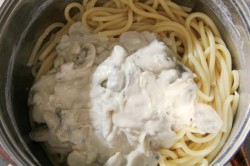 Příprava receptu Špagety s houbami ve smetanové omáčce, krok 5