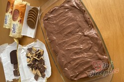 Příprava receptu Nepečené karamelovo-čokoládové řezy se sušenkami, krok 5