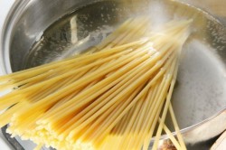 Příprava receptu Špagety s houbami ve smetanové omáčce, krok 1