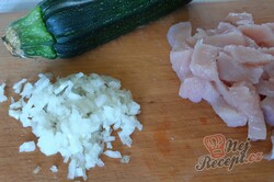 Příprava receptu Rychlý oběd - těstoviny s cuketou, kuřecím masem a omáčkou ze zakysané smetany, krok 1