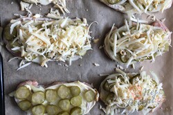 Příprava receptu Vepřové kotlety na sicilský způsob - okurka, cibule, majonéza s uzenou sýrovou přikrývkou, krok 6