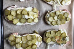 Příprava receptu Vepřové kotlety na sicilský způsob - okurka, cibule, majonéza s uzenou sýrovou přikrývkou, krok 5