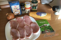 Příprava receptu Vepřové kotlety na sicilský způsob - okurka, cibule, majonéza s uzenou sýrovou přikrývkou, krok 1