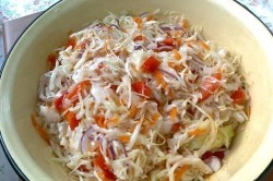 Příprava receptu Zelný salát s paprikou, cibulí a mrkví, krok 2