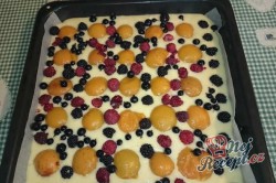 Příprava receptu Ovocný koláč s drobenkou, krok 5