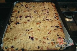 Příprava receptu Ovocný koláč s drobenkou, krok 9