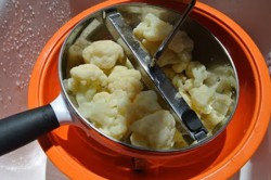 Příprava receptu Bez mouky připravené sýrové tyčinky s česnekem, krok 1