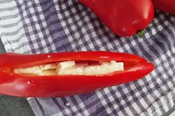 Příprava receptu Červená paprika plněná feta sýrem, obalená v listovém těstě, krok 1