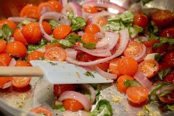 Příprava receptu Rychlé těstoviny s rajčetem, bazalkou a česnekem, krok 3