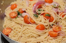 Příprava receptu Rychlé těstoviny s rajčetem, bazalkou a česnekem, krok 4