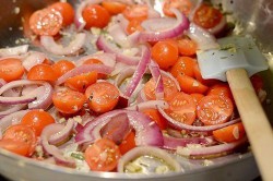 Příprava receptu Rychlé těstoviny s rajčetem, bazalkou a česnekem, krok 2