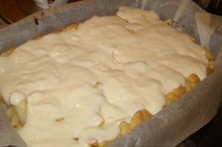 Příprava receptu Jablečný koláč přelitý smetanovou omáčkou, krok 3
