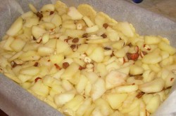 Příprava receptu Jablečný koláč přelitý smetanovou omáčkou, krok 2