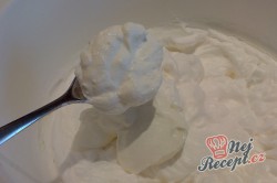 Příprava receptu Výborné jogurtové řezy s ovocem, krok 5