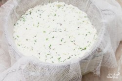 Příprava receptu Domácí sýr s bylinkami, krok 5
