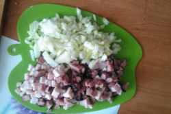Příprava receptu Těstoviny s balkánským sýrem a slaninou, krok 1
