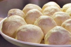 Příprava receptu Speciální bramborové knedlíky se švestkami, tvarohem a skořicí, krok 3
