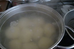 Příprava receptu Speciální bramborové knedlíky se švestkami, tvarohem a skořicí, krok 2