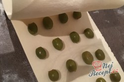 Příprava receptu Listové tyčinky s olivami ze 3 surovin, krok 2