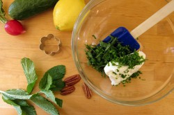 Příprava receptu Zdravé okurkové jednohubky s pažitkovou pomazánkou, krok 2