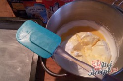Příprava receptu Fantastické pudinkové řezy se šlehačkou a jahodami, krok 2