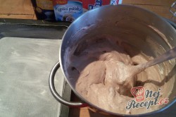 Příprava receptu Fantastické pudinkové řezy se šlehačkou a jahodami, krok 3
