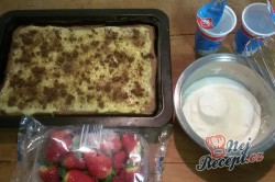 Příprava receptu Fantastické pudinkové řezy se šlehačkou a jahodami, krok 11