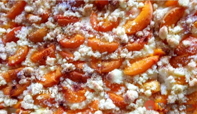 Recept Rychlý hrnkový meruňkový koláček s drobenkou